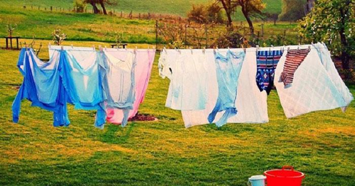 Phơi quần áo ngoài trời để giảm độ ẩm trong nhà