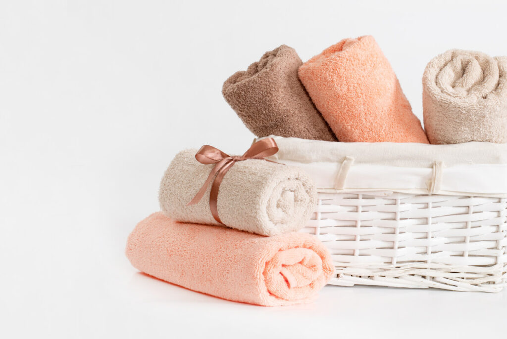 vệ sinh tủ lạnh lâu không dùng bằng khăn bông sạch