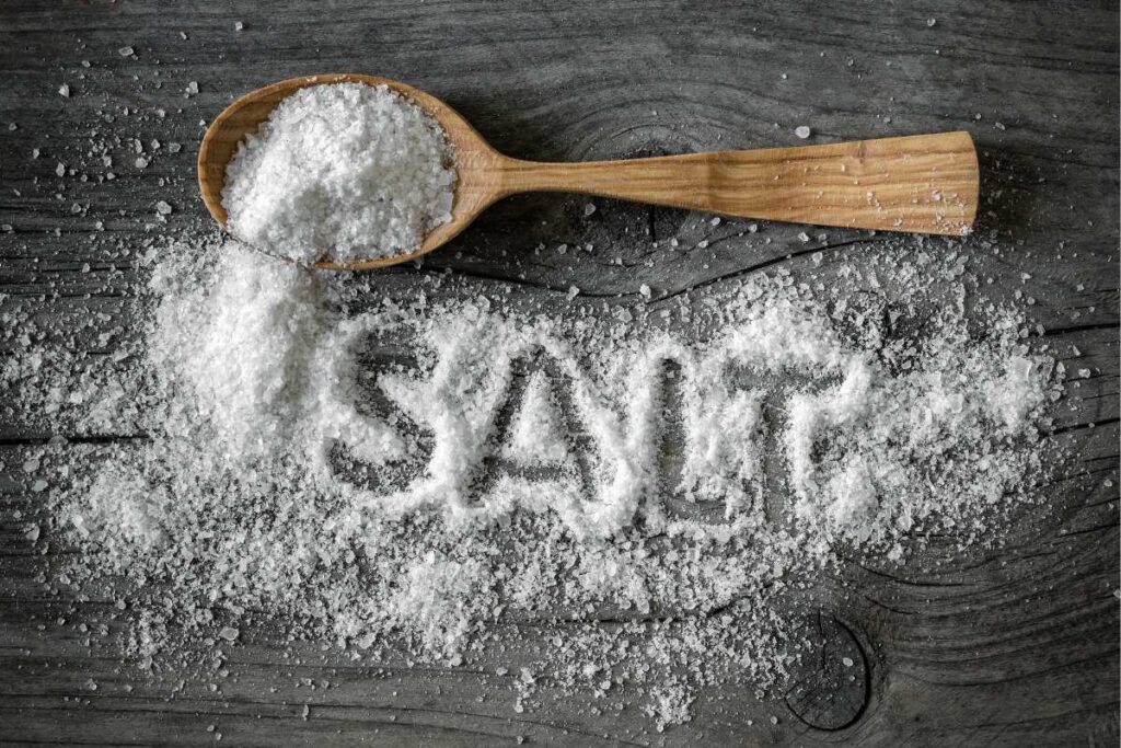 vệ sinh tủ lạnh lâu không dùng bằng muối