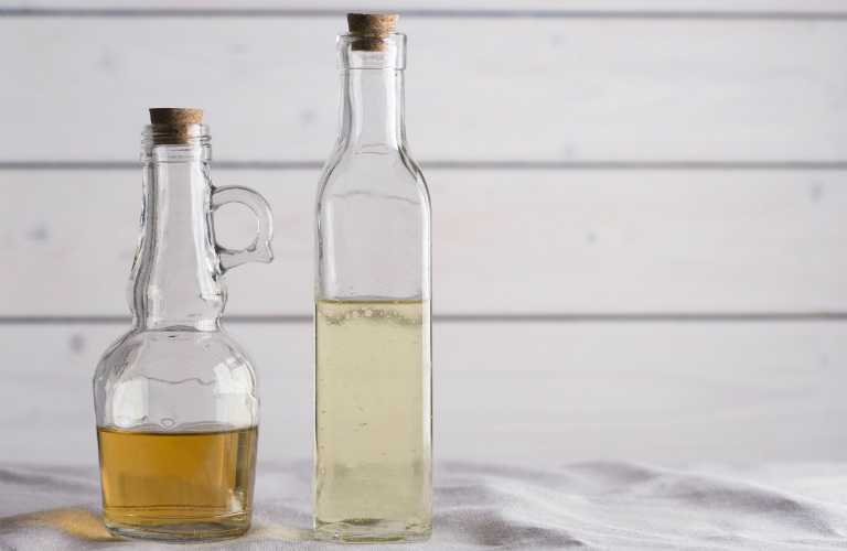 vệ sinh tủ lạnh lâu không dùng bằng rượu hoặc giấm