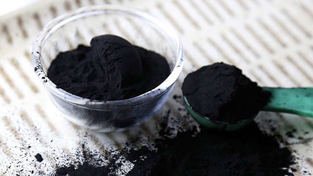 vệ sinh tủ lạnh lâu không dùng bằng than củi và thanh hoạt tính