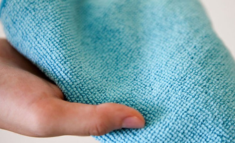 cach-ve-sinh-man-hinh-tivi-xiaomi-dung-cach