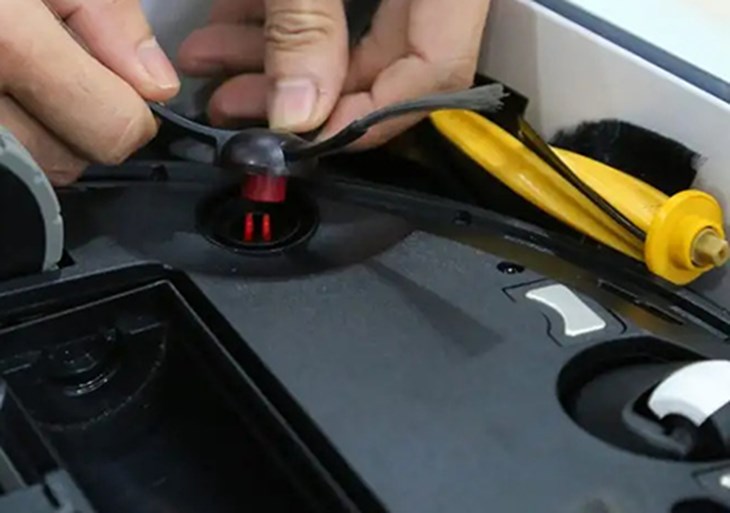 Vệ sinh robot hút bụi