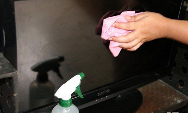 Cach-ve-sinh-man-hinh-tivi-xiaomi