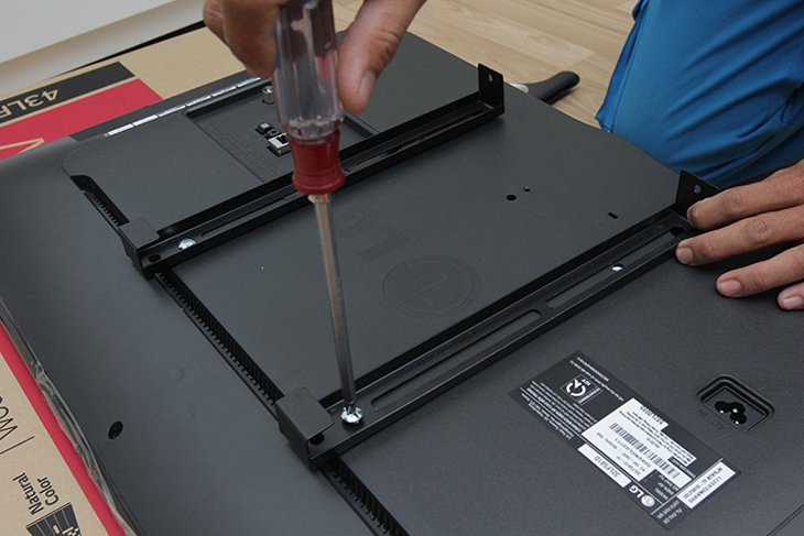 cách lắp giá treo tivi