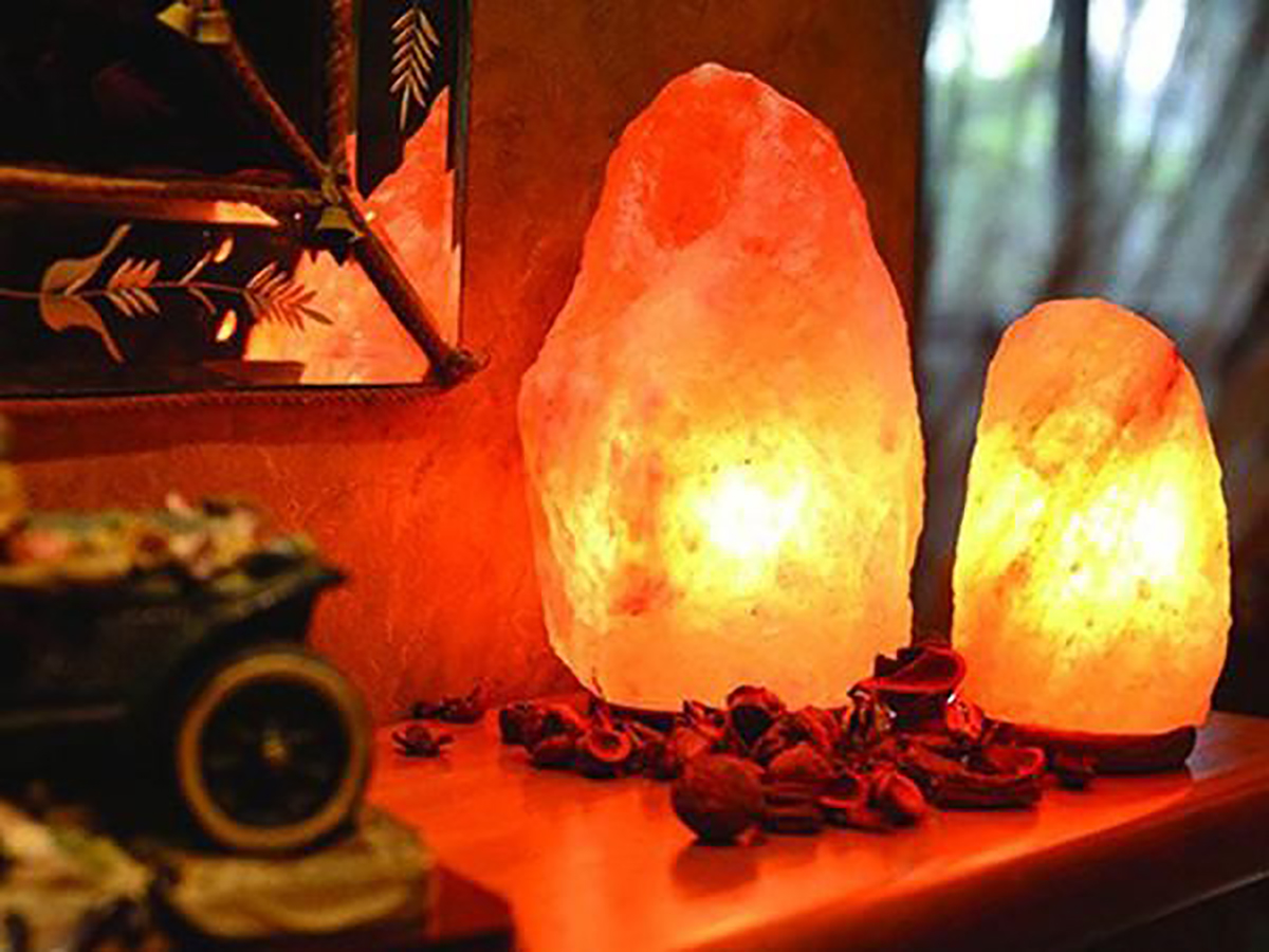Cách giảm độ ẩm trong phòng bằng đèn đá muối
