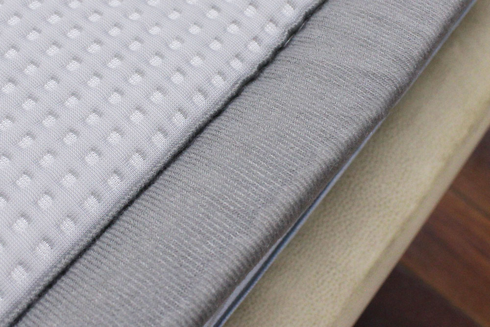 Các cạnh thảm băng được chần viền chắc chắn và thẩm mĩ.